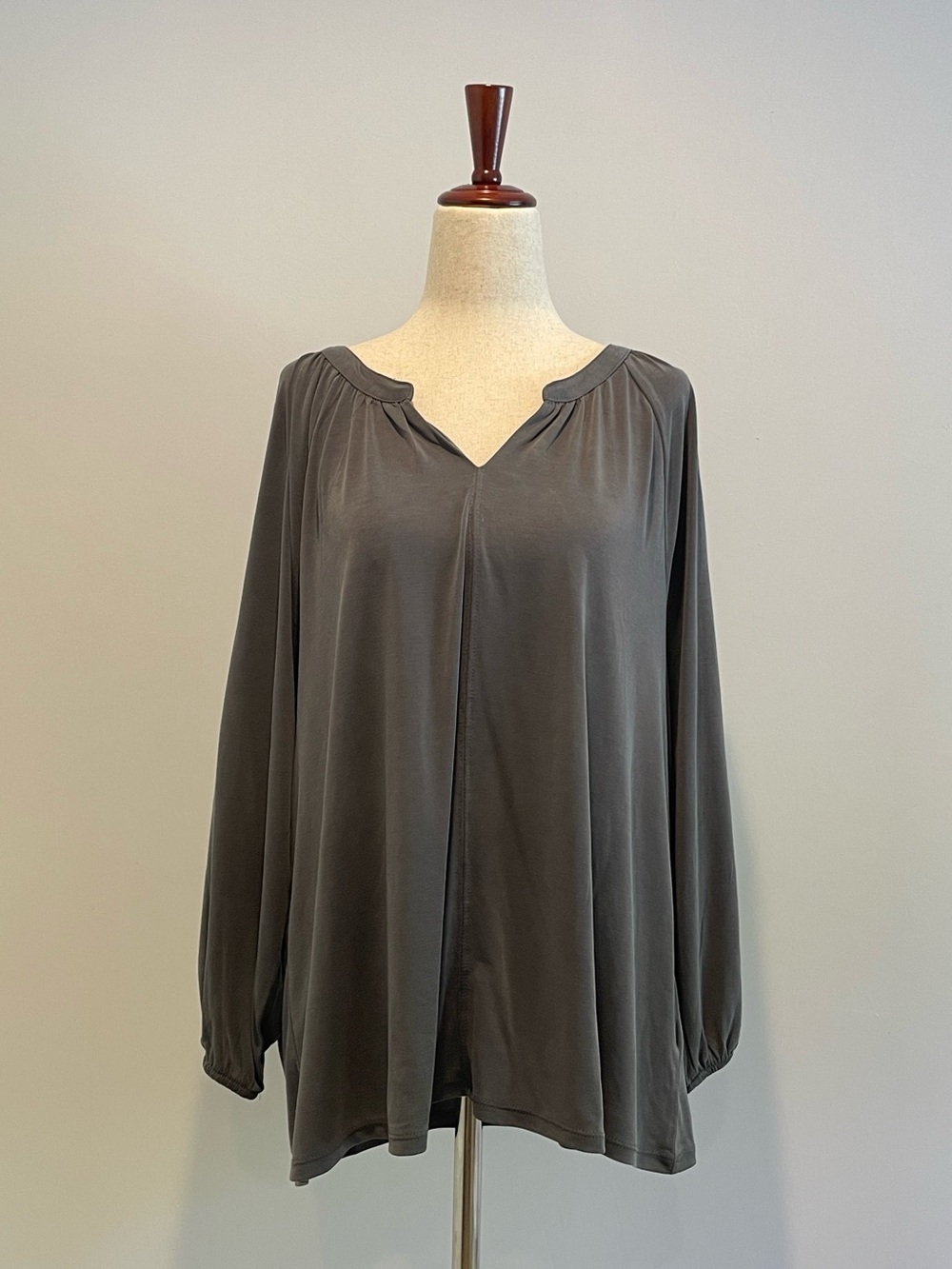 Lucky Brand Gray Long-Sleeve V-Neck Top EUC